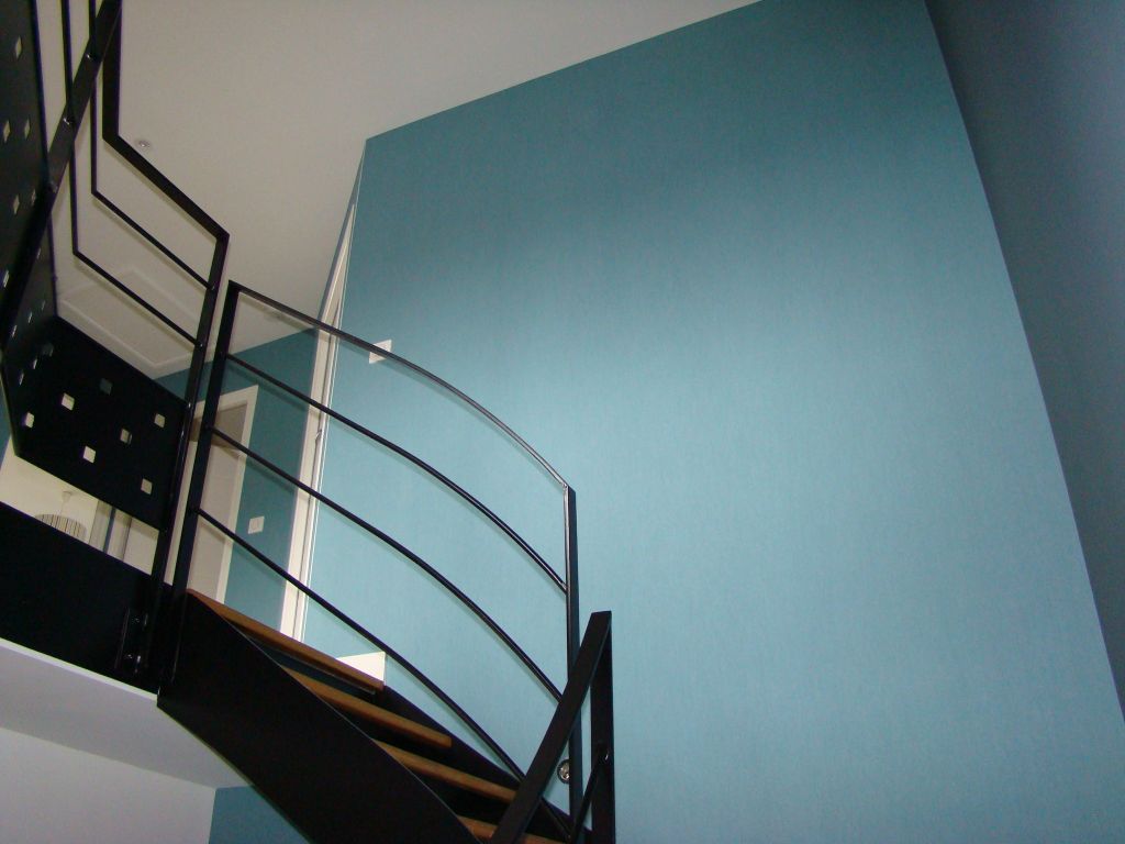 Papier peint bleu dans la cage d'escalier - AD Color Peintre à Vannes