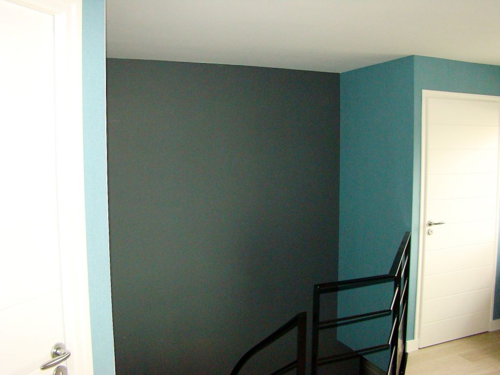  Papier peint bleu dans la cage d'escalier - AD Color Peintre à Vannes