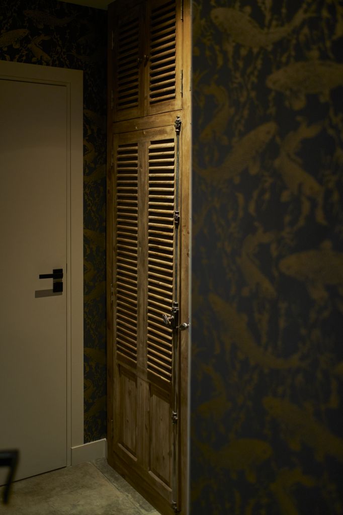 Papier peint Hookedonwalls dans le cabinet de toilettes - AD Color Peintre à Vannes