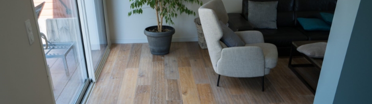 Pose d'un parquet massif dans un salon séjour - AD Color Peintre à Vannes