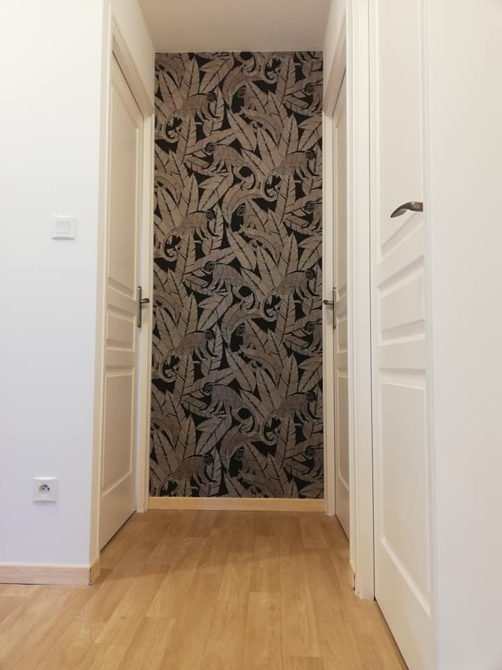 Pose d'un papier peint ARTE au fond d'un couloir - AD Color Peintre à Vannes